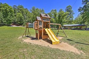 Herní místnost nebo prostor pro děti v ubytování Riverfront Ellijay Cabin with Deck and Pool Access!