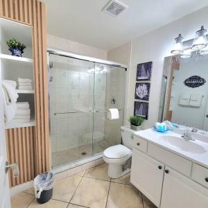 een badkamer met een douche, een toilet en een wastafel bij Beach Condo in Clearwater Beach
