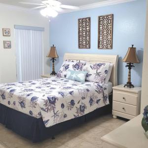 1 dormitorio con 1 cama y 2 mesitas de noche con lámparas en Beach Condo en Clearwater Beach