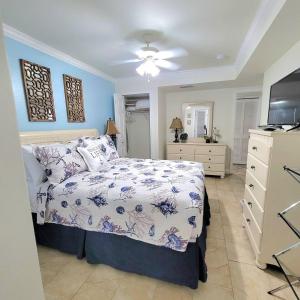 1 dormitorio con 1 cama y TV en Beach Condo, en Clearwater Beach