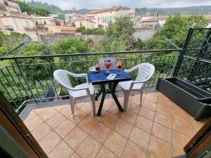 - Balcón con vistas, mesa y 2 sillas en EtneHouse Station by Holiday World, en Mascali