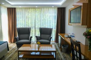 sala de estar con 2 sillas y mesa en Bulvar Hotel en İzmir