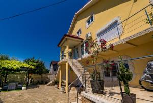 Το κτήριο όπου στεγάζεται  ο ξενώνας +15 φωτογραφίες