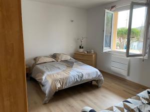 Ένα ή περισσότερα κρεβάτια σε δωμάτιο στο APPARTEMENT Studio neuf bas de villa Gorges du verdon à RIEZ