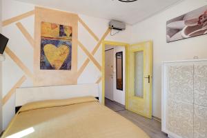 sypialnia z łóżkiem i obrazem na ścianie w obiekcie Rosina's house w mieście Ventimiglia