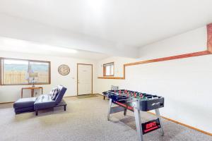Riverview Retreat في ريدسبورت: غرفة مع طاولة كرة قدم وأريكة