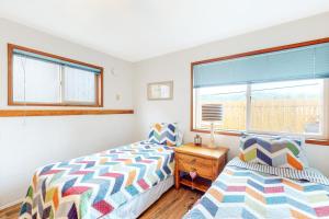 Riverview Retreat في ريدسبورت: غرفة نوم بسريرين ونافذة