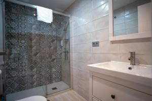 La salle de bains est pourvue d'une douche et d'un lavabo. dans l'établissement Precioso apartamento al lado de la Alhambra, à Grenade