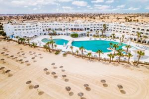 uma vista aérea de um resort com uma piscina e palmeiras em Best Time Alkantara Djerba em Djerba