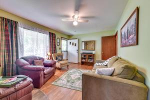 sala de estar con 2 sillas y sofá en Pet-Friendly Douglasville Home with Screened Porch!, en Basket Creek