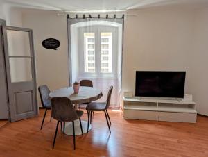 Televízia a/alebo spoločenská miestnosť v ubytovaní Apartment Moretto