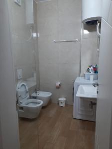 Ένα μπάνιο στο Devi's Apartment