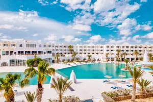 uma vista para o resort com uma piscina e palmeiras em Best Time Alkantara Djerba em Djerba