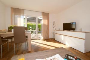 a living room with a television and a dining table at Ferienwohnung Franke in Zinnowitz
