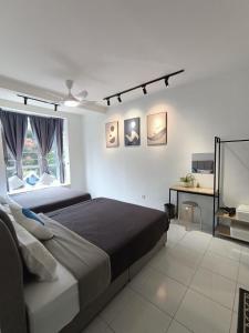 - une chambre avec un grand lit et un bureau dans l'établissement Dream4 @ emerald avenue, à Brinchang