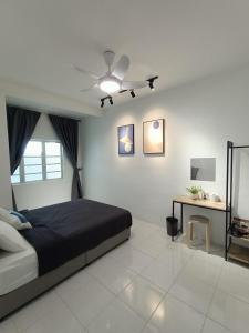 - une chambre avec un lit et un ventilateur de plafond dans l'établissement Dream4 @ emerald avenue, à Brinchang