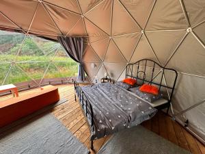 Ściegny的住宿－Glamping Stodoła Dome，帐篷内的一个床位房间
