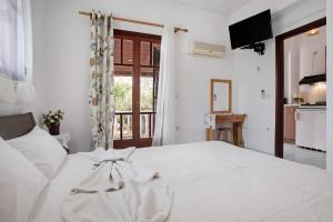 Postel nebo postele na pokoji v ubytování Areti Orfeas Apartment 5