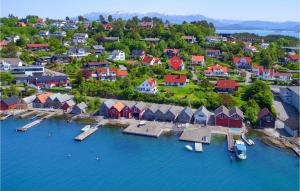 una vista aérea de una pequeña ciudad con barcos en el agua en 4 Bedroom Cozy Home In Stord, en Stord