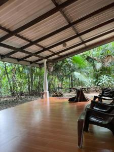 Habitación con una gran mesa de madera y sillas. en Gallene Gala Nature Resort, en Kitulgala