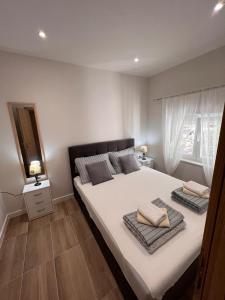 A bed or beds in a room at Apartments Loncar