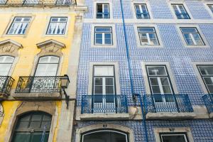 een hoog gebouw met blauwe tegels erop bij Lisboa Se, TravelingtoLisbon 271 in Lissabon
