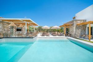 Bazén v ubytování Azzure Luxury Suites nebo v jeho okolí