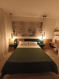 ein Schlafzimmer mit einem großen Bett und einem Schreibtisch in der Unterkunft Corso Matteotti 162 - Affittacamere in Porto Recanati