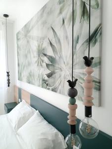 um quarto com uma cama e um quadro na parede em Corso Matteotti 162 - Affittacamere em Porto Recanati