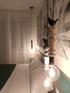 una camera da letto con un letto con un mucchio di rocce sopra di Corso Matteotti 162 - Affittacamere a Porto Recanati