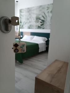 una camera con un letto e una porta con una chiave di Corso Matteotti 162 - Affittacamere a Porto Recanati