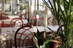Reštaurácia alebo iné gastronomické zariadenie v ubytovaní Grand Hotel & Riviera