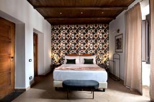 ナポリにあるLa Nova Bed and Museumの大きなベッドと木製の天井のある寝室