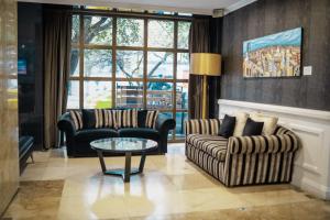 a living room with two couches and a table at Amérian Córdoba Park Hotel in Córdoba