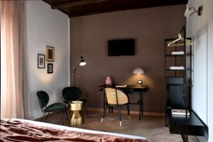 ナポリにあるLa Nova Bed and Museumのベッドとテーブルと椅子のある寝室