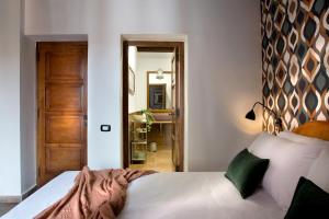 ナポリにあるLa Nova Bed and Museumの白いベッドと鏡のある寝室