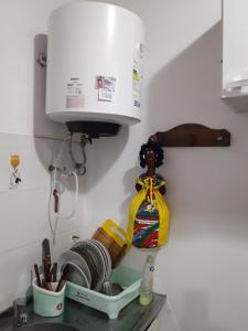 encimera de cocina con fregadero y encimera en Casa del Sol en Santa María