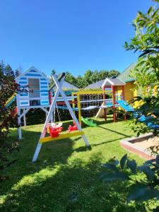 een groep speeltoestellen in een tuin bij Zacisze Bałtyku in Rusinowo