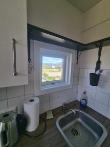 encimera de cocina con fregadero y ventana en Hagi 2 Road 62 en Patreksfjörður
