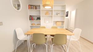 a dining room with a wooden table and chairs at Amplio y cómodo apartamento. in Granadilla de Abona