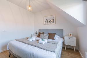 Tempat tidur dalam kamar di Modern house JULIE with spacious garden and garage