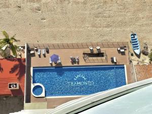an overhead view of a swimming pool next to a building at pie de playa y con vista al mar by G P S rentas in Mazatlán