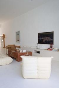 een woonkamer met een bank en een tafel bij La Playa, Bali in Munggu +53 foto's