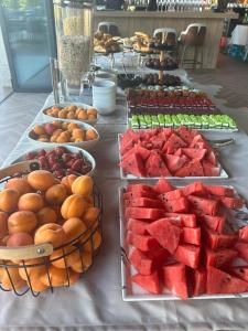 una mesa con un montón de diferentes tipos de fruta en хотел ADDRESS en Ravda