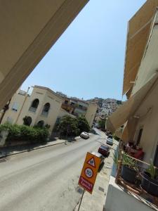 vistas a una calle con edificios y una señal de carretera en PERIGIALI APARTMENT, en Kavala