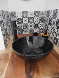 a black sink on top of a wooden counter at Le Laurenti in Quérigut