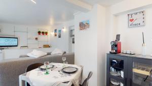 mały pokój ze stołem i łóżkiem w obiekcie Studio avec parking Rue de la Semm w mieście Colmar