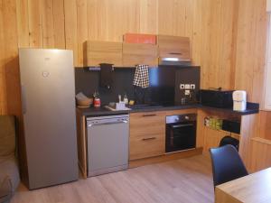 een keuken met een koelkast en een aanrecht bij Le Laurenti in Quérigut
