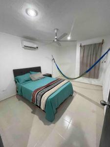 1 dormitorio con 1 cama con manta azul en Casa Privada San Pedro, en Kanasín