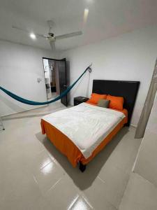 um quarto com uma cama com uma corda azul à volta em Casa Privada San Pedro em Kanasín